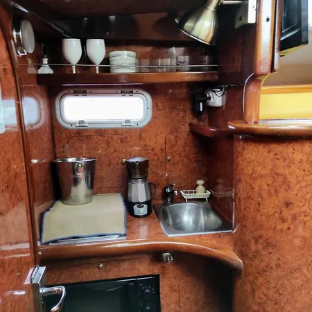 Boat Cardeli 船屋